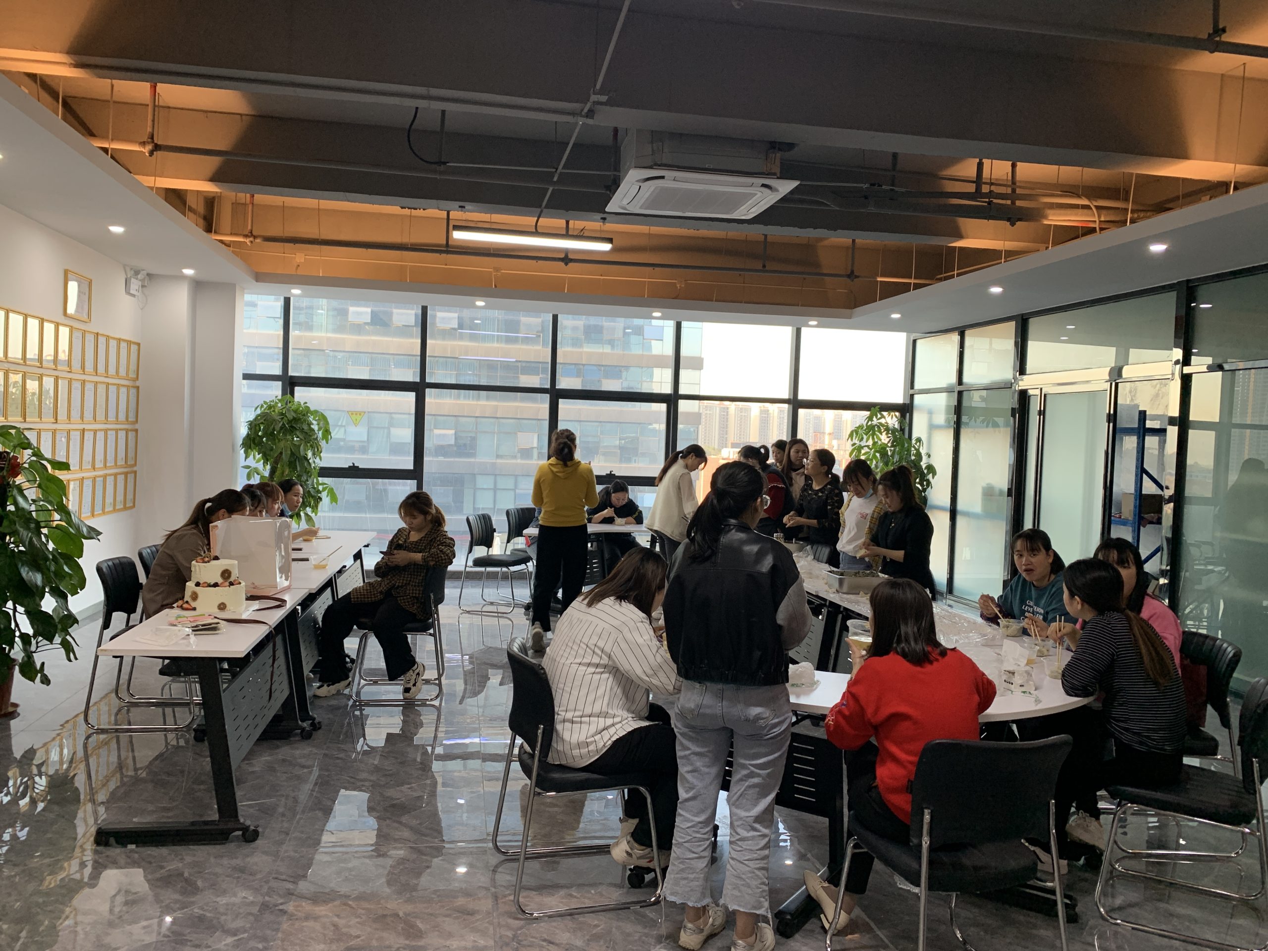 思远创妇女节包饺子