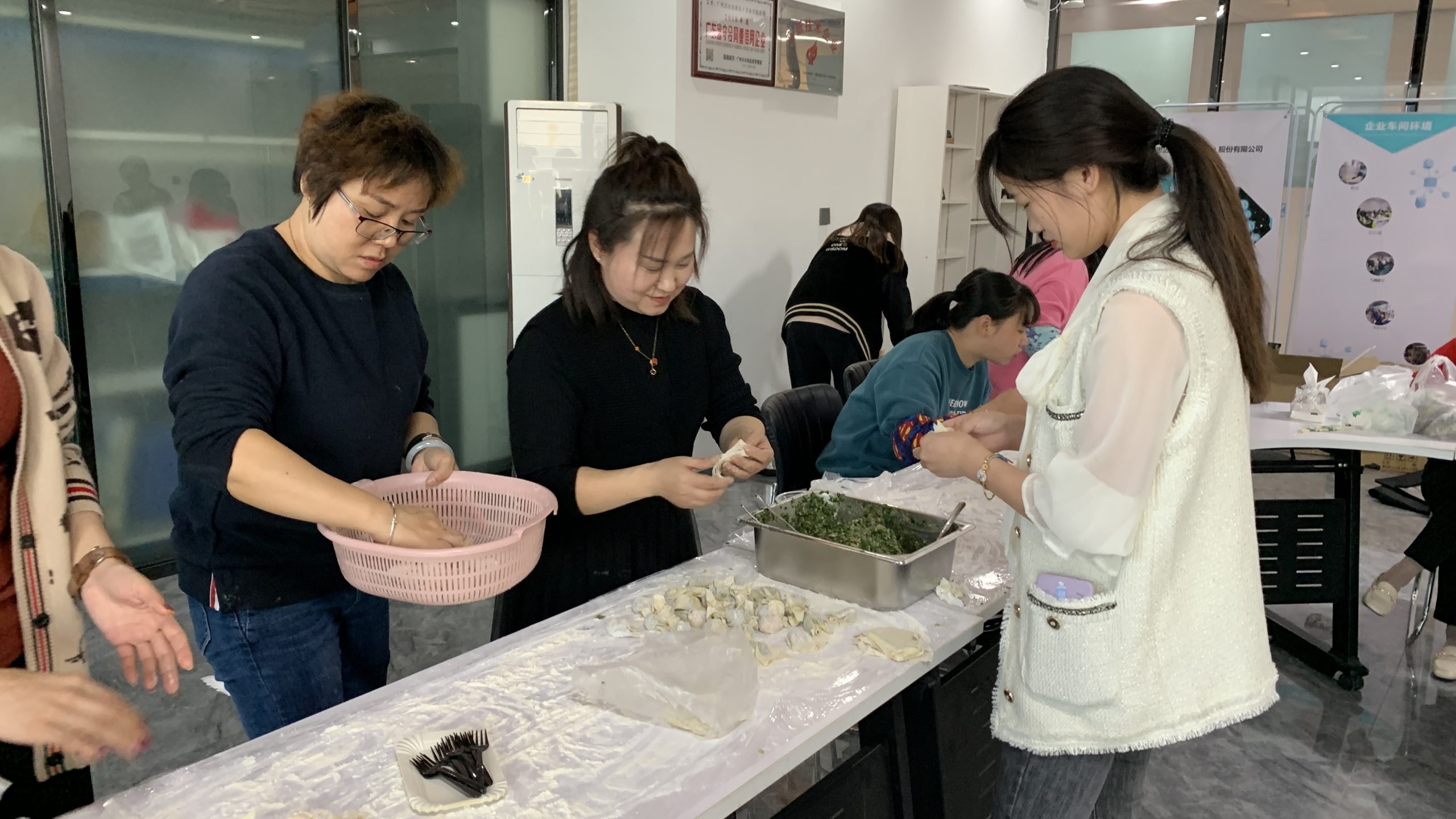 思远创妇女节包饺子